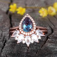 Ensemble de fiançailles en alexandrite en forme de poire avec bande en moissanite