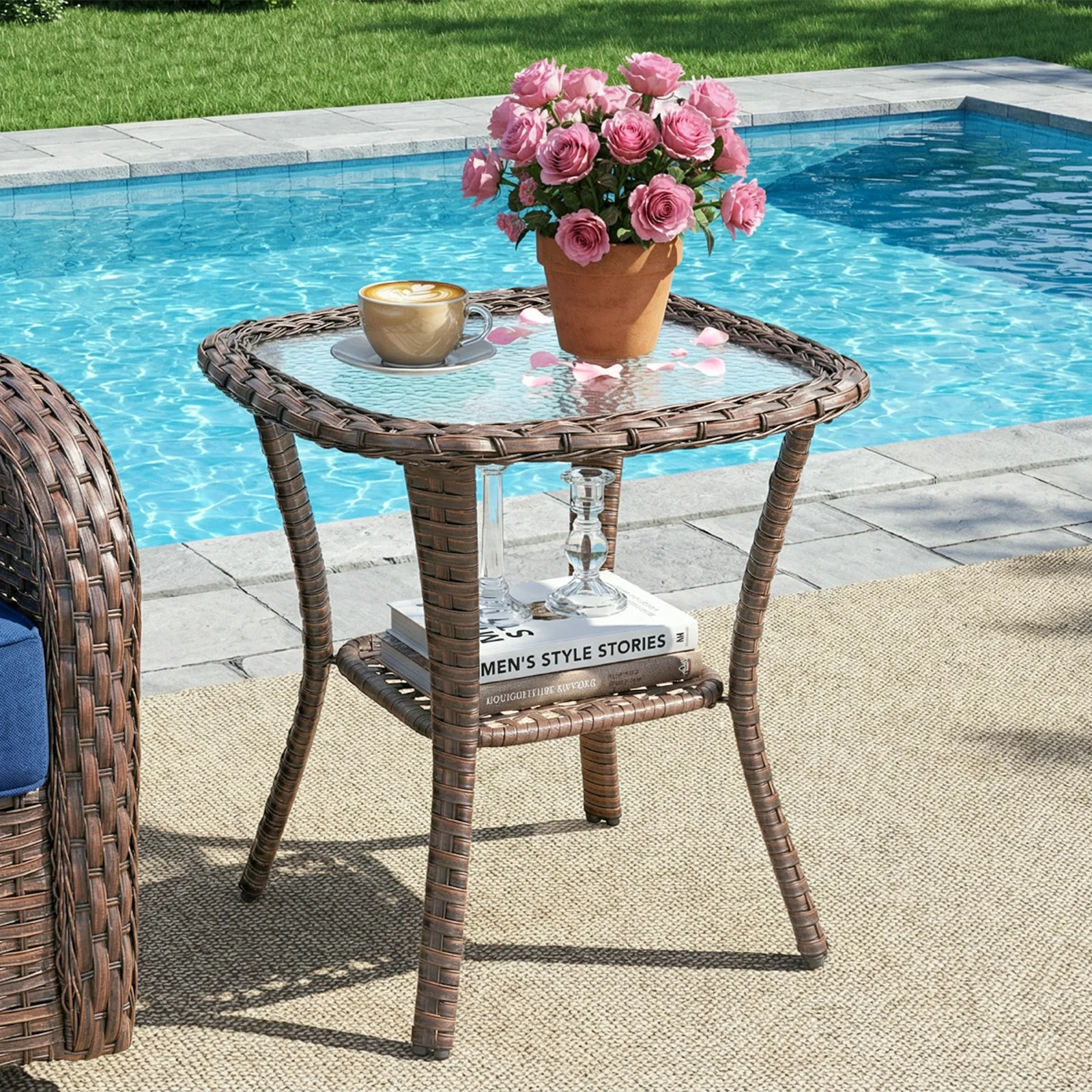 Table d'appoint en osier d'extérieur avec plateau en verre et étagère de rangement — Mobilier de patio et d'extérieur