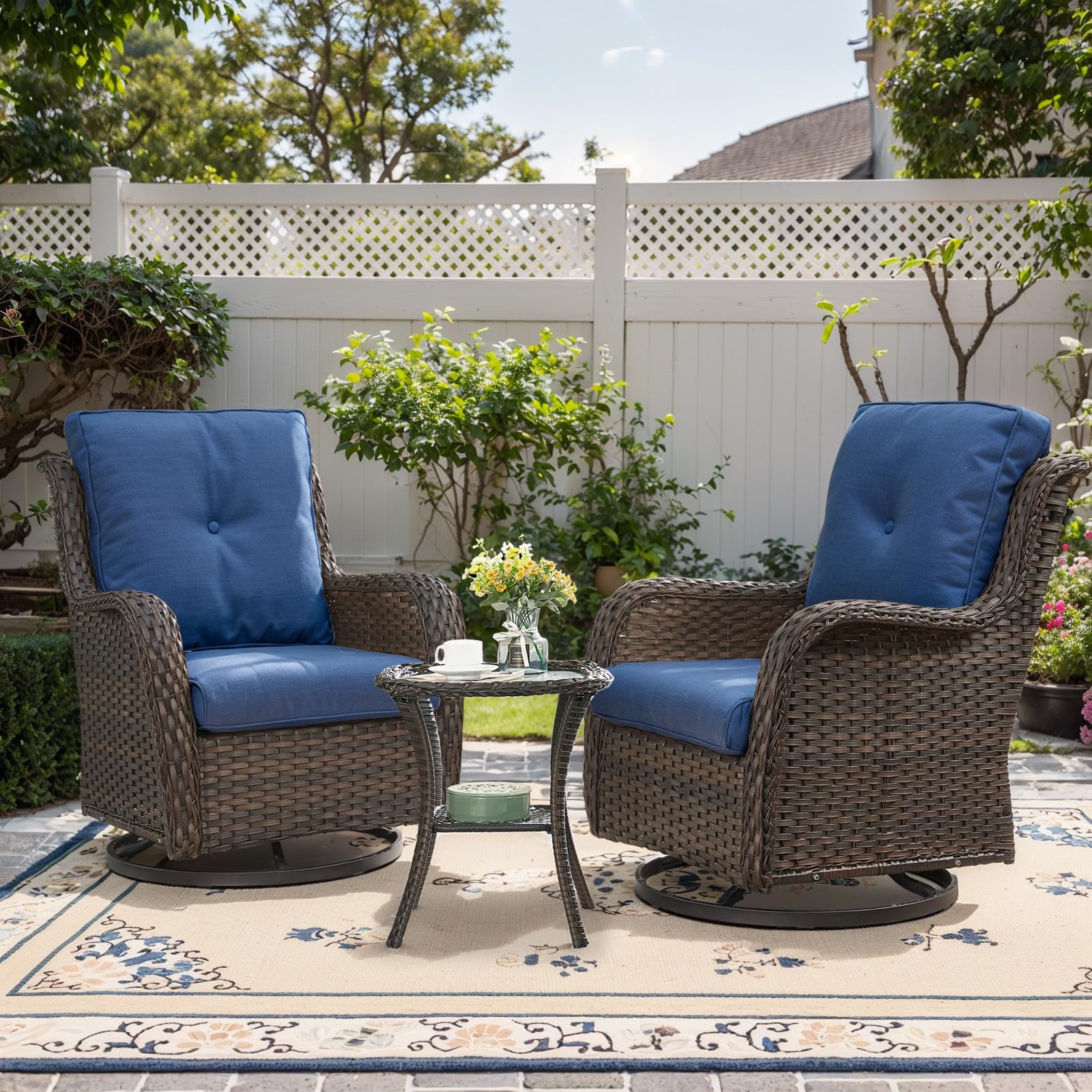 Ensemble de chaises pivotantes Belord avec table d'appoint - Osier brun/coussin bleu — Mobilier de patio et d'extérieur