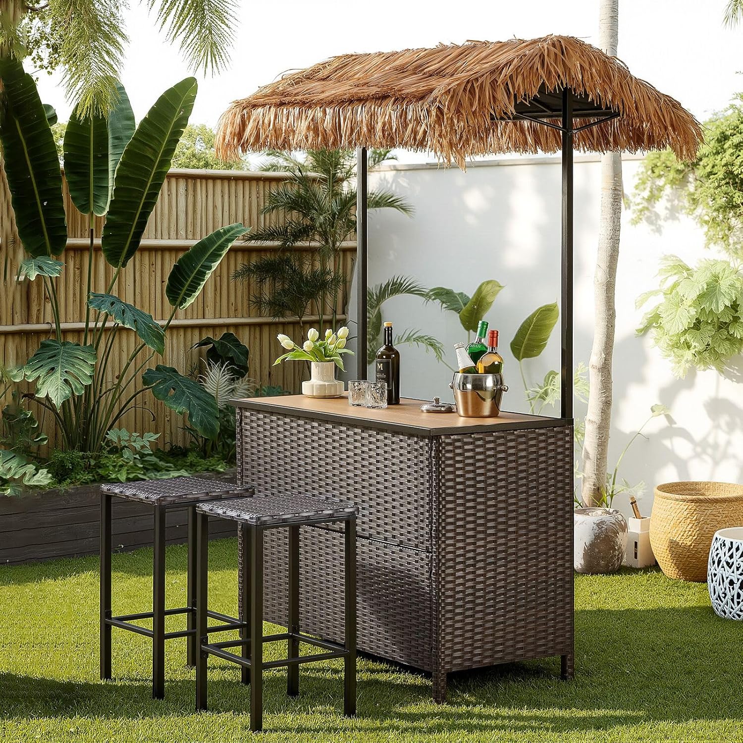 Ensemble de Bar Tiki en Wicker de 3 Pièces avec Toit Palapa et 2 Tabourets — Mobilier de patio et d'extérieur