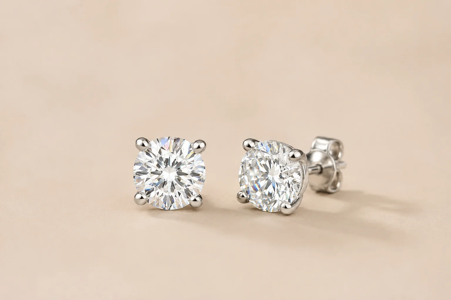 Boucles d'oreilles solitaires rondes en moissanite 14K/18K or platine — Boucles D'oreilles