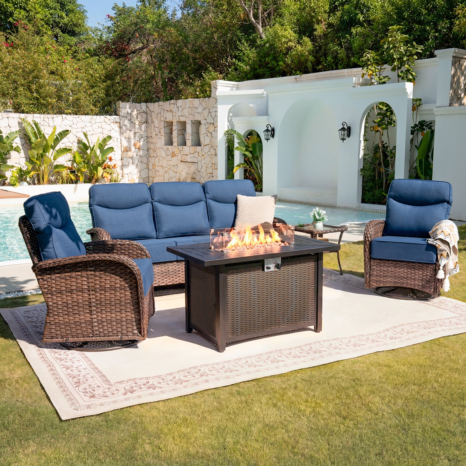 Ensemble de Patio Belord 5 Pièces avec Chaises Pivotantes et Table de Feu — Mobilier de patio et d'extérieur