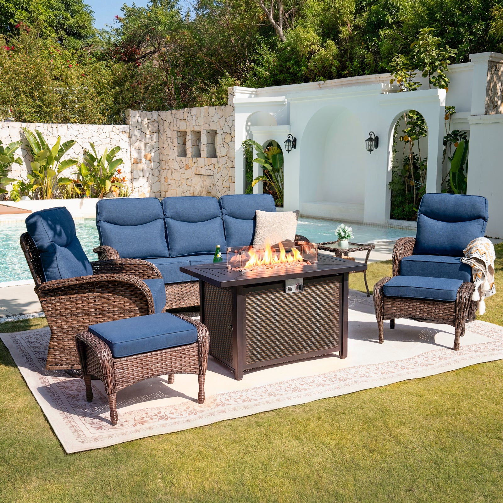 Ensemble de Patio Rotatif en Osier Belord de 7 Pièces avec Table à Feu — Mobilier de patio et d'extérieur