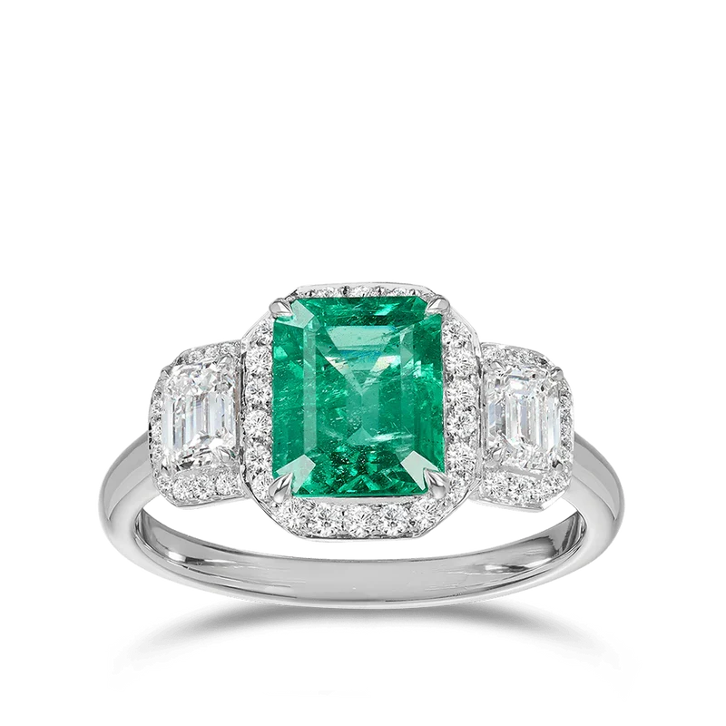 Bague à trois pierres sertie de griffes d'un halo de pierres précieuses émeraude de 4 carats en or blanc - Or jaune 10 carats / Émeraude — Anneaux empilables