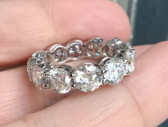 Bande Éternité en Moissanite Blanc Rond de 0,70 Carat en Or Blanc 14k — Anneaux empilables