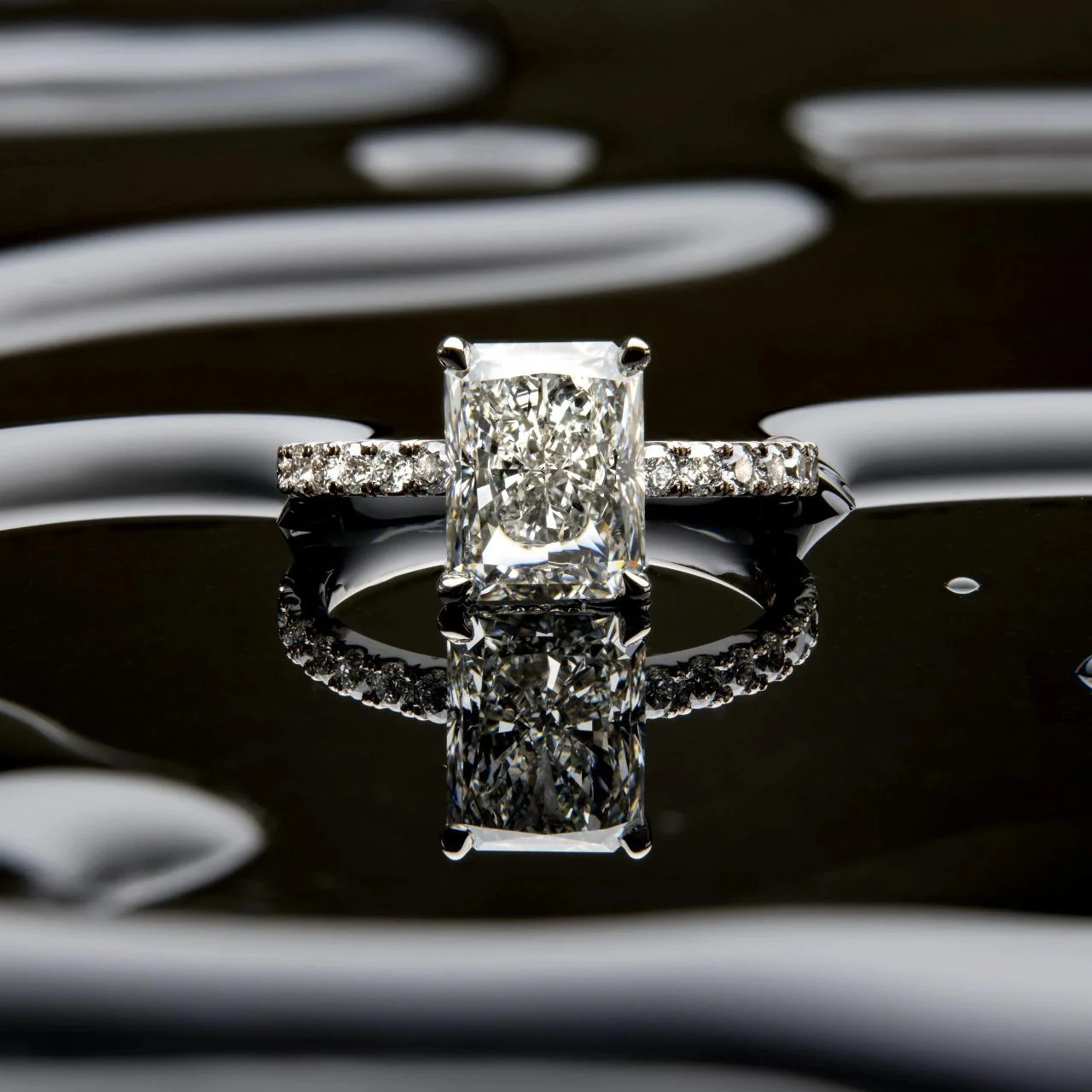 Bague Radiant de 3,5 ct avec Diamants Émeraude — Anneaux empilables
