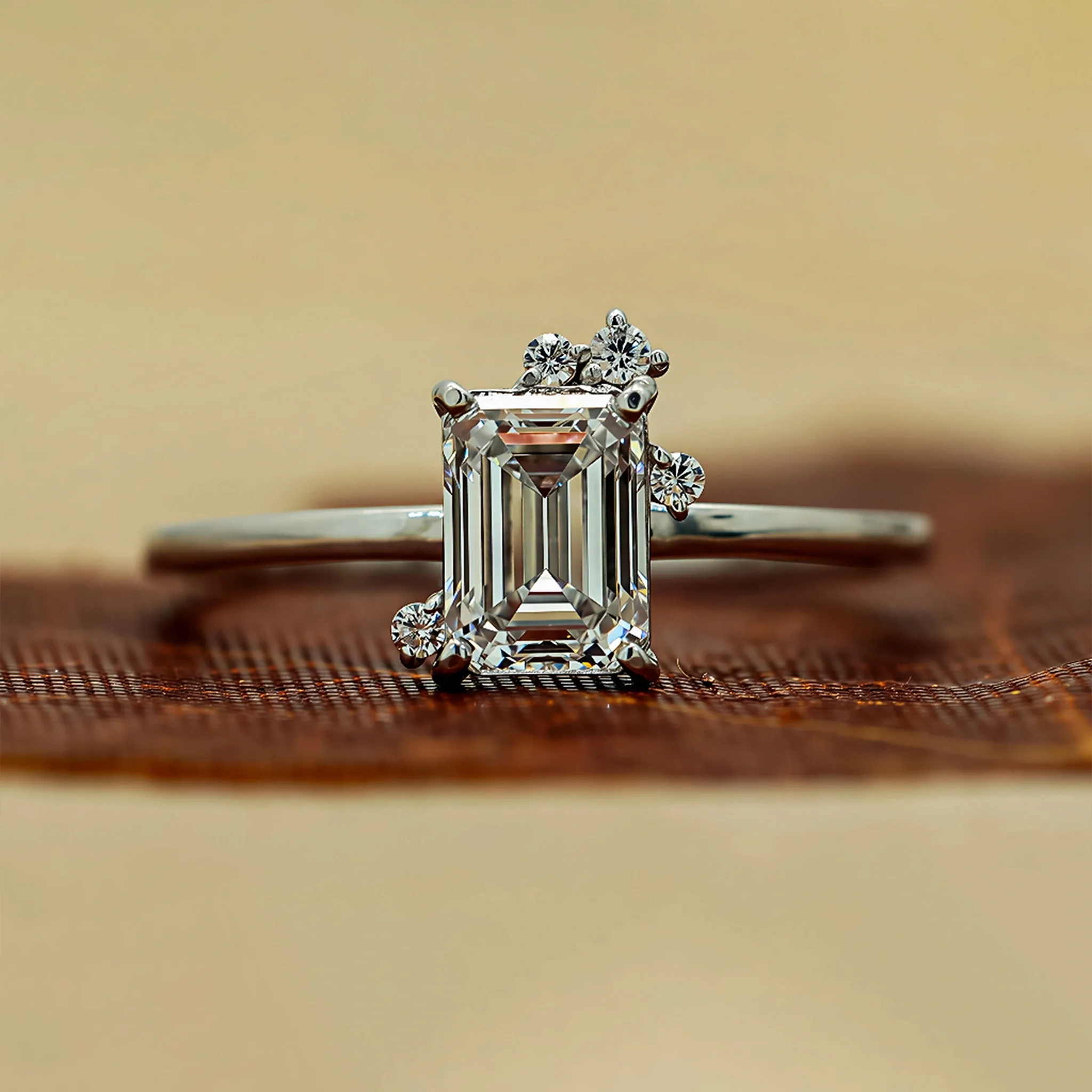 Bague en Diamant Lab de 1,38 Carat en Forme Émeraude à Cinq Pierres — Anneaux empilables