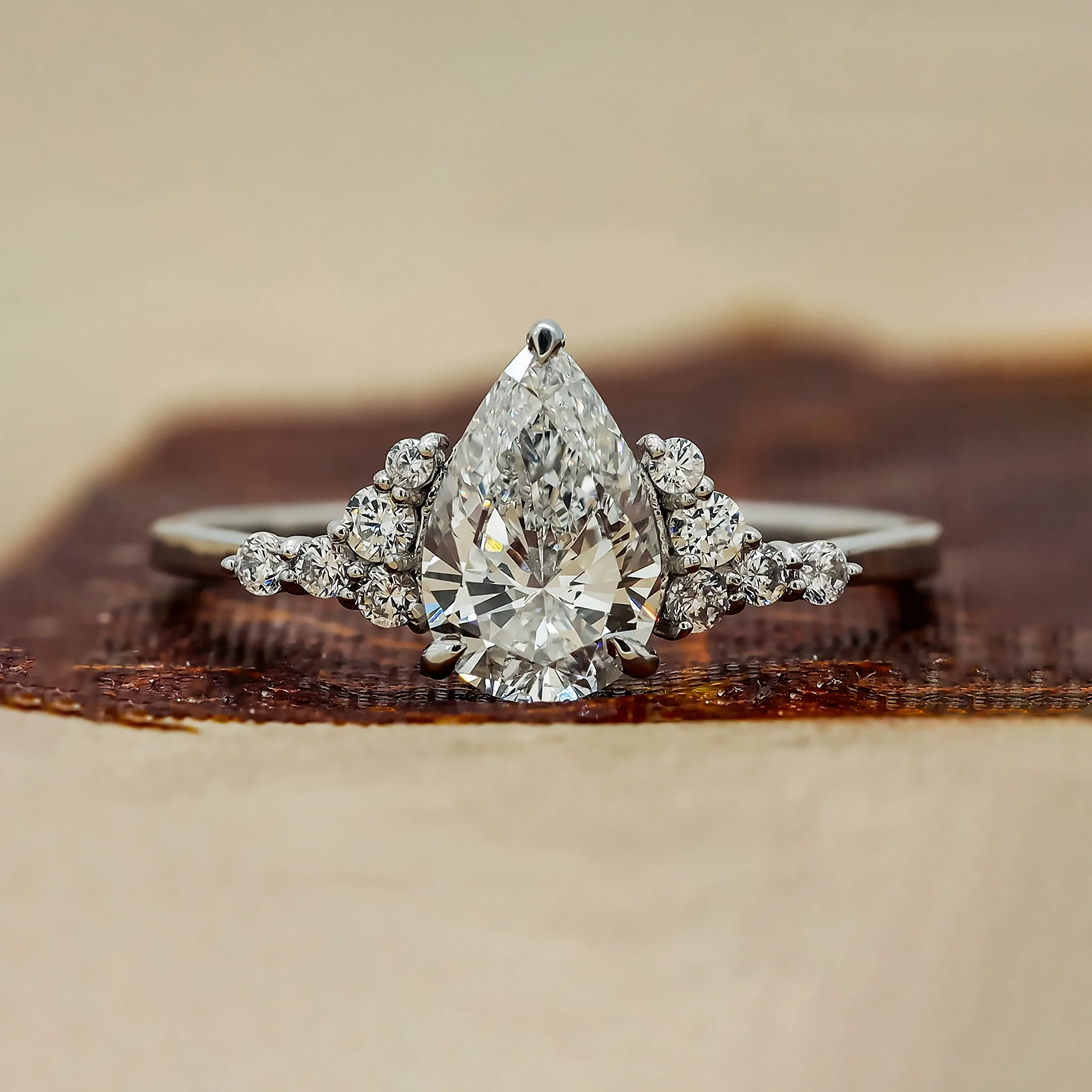 Bague de fiançailles en diamant lab-grown en cluster taille poire de 1,15 carat — Bagues de fiançailles