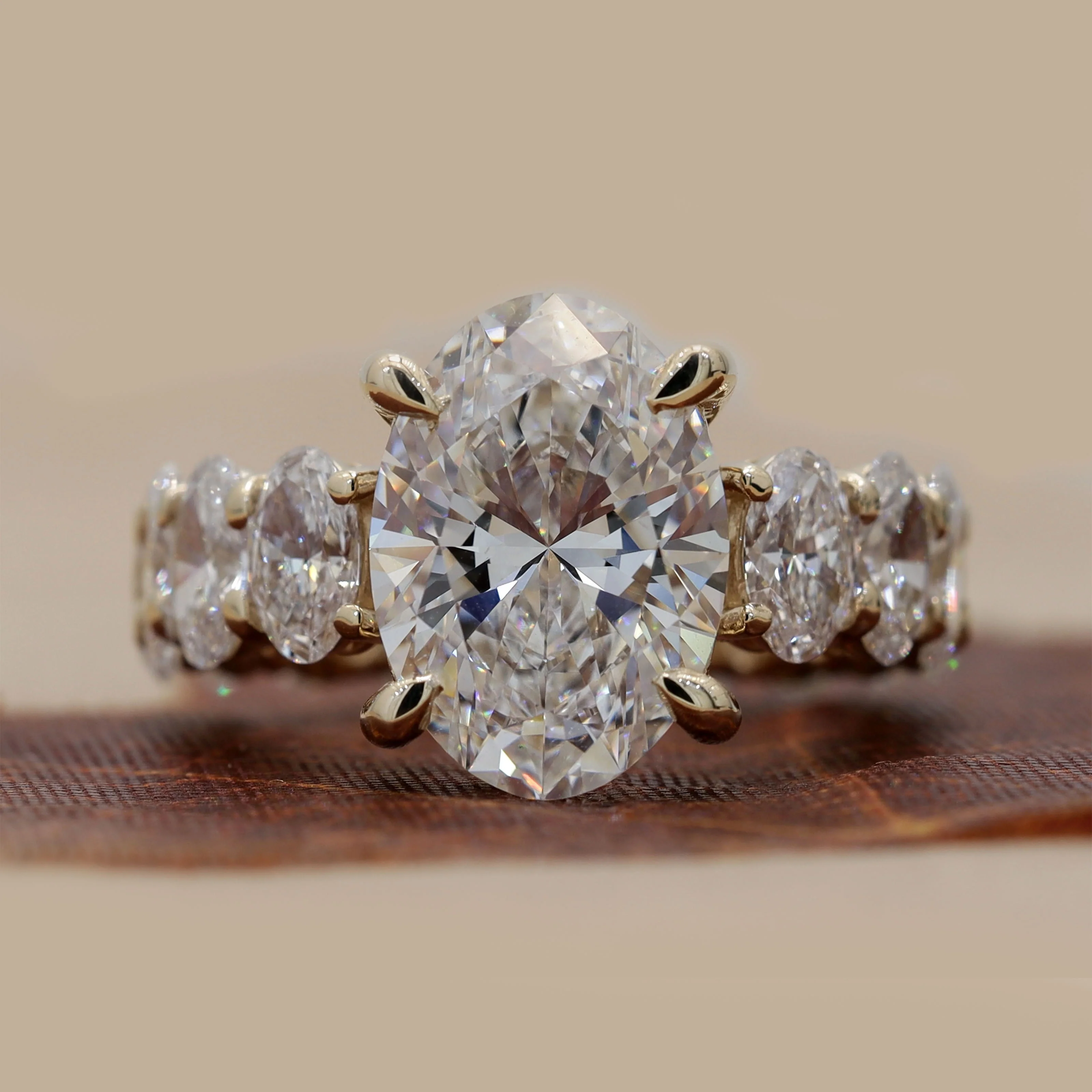 Bague éternité en diamant taille ovale de 14,75 carats par Gemone Diamond — Anneaux empilables