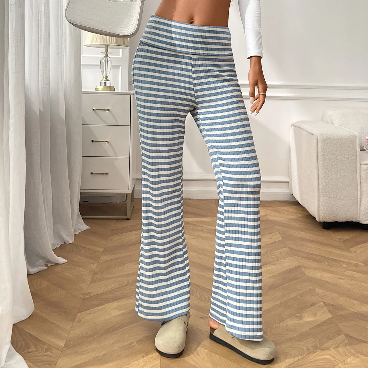 Pantalons évasés rayés pour femmes taille basse avec taille repliée — Accessoires de mode
