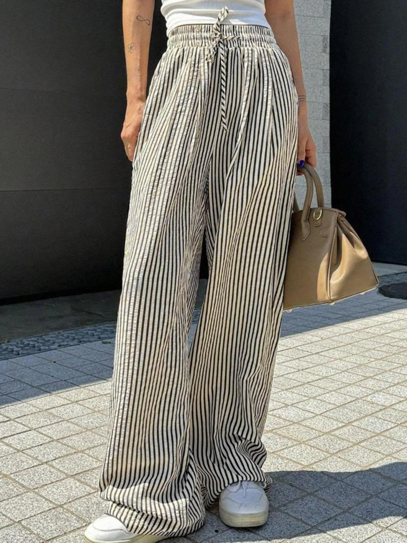 Pantalons larges à rayures avec taille élastique et cordon pour femmes — Accessoires de mode
