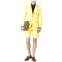 Ensemble court en deux pièces pour hommes - costume jaune — Costumes et vestons pour hommes