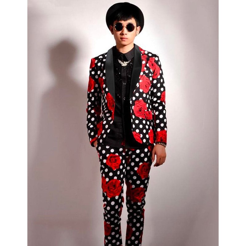 Tuxedo pour hommes à pois noir et blanc avec roses — Costumes et vestons pour hommes