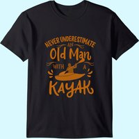 T-shirt pour homme, kayakiste, ne sous-estimez jamais un vieil homme avec un kayak — T-shirts pour hommes