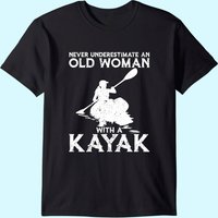 Le kayak ne sous-estime jamais une vieille femme avec un t-shirt en kayak — T-shirts pour hommes