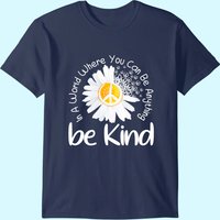 Womens In A World Where You Can Be Anything Be Kind Peace Sign T-shirt — T-shirts pour hommes