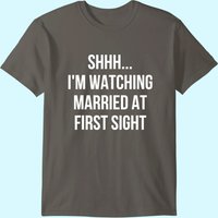 Shhh Je Regarde Mariés au Premier Regard T-Shirt pour Hommes