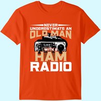 Ne sous-estimez jamais un vieil homme avec une radio amateur T-shirt