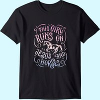 Ce Fille Se Déplace Avec Jésus Et Des Chevaux T-shirt Équestre Pour Hommes