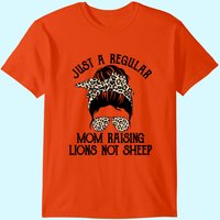 T-shirt Just A Regular Mom Not Sheep Patriot Raising Lions pour hommes — T-shirts pour hommes