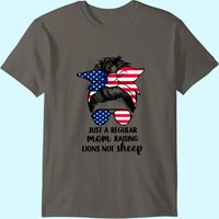 Just A Regular Mom Élevant des Lions Pas des Moutons T-Shirt Drapeau USA