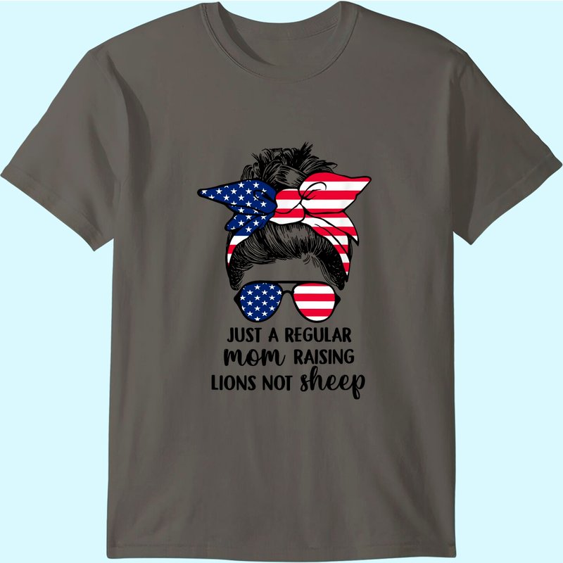 Just A Regular Mom Élevant des Lions Pas des Moutons T-Shirt Drapeau USA — T-shirts pour hommes