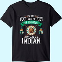 T-shirt Trust The Government Just Ask An Indian Native American Day — T-shirts pour hommes