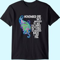 T-shirt Papillon Novembre Girl She Whispered Back I Am The Storm — T-shirts pour hommes