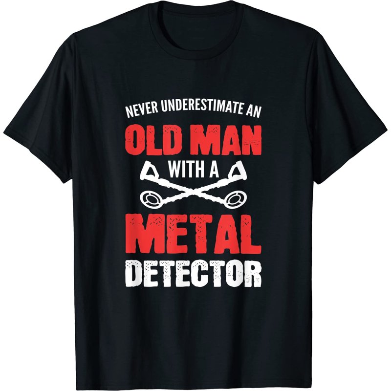 T-shirt Never Underestimate An Old Man Metal Detecting — T-shirts pour hommes