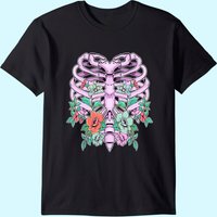 T-Shirt Pastel Goth avec Imprimé de Fleurs et Cage Thoracique pour Hommes — T-shirts pour hommes