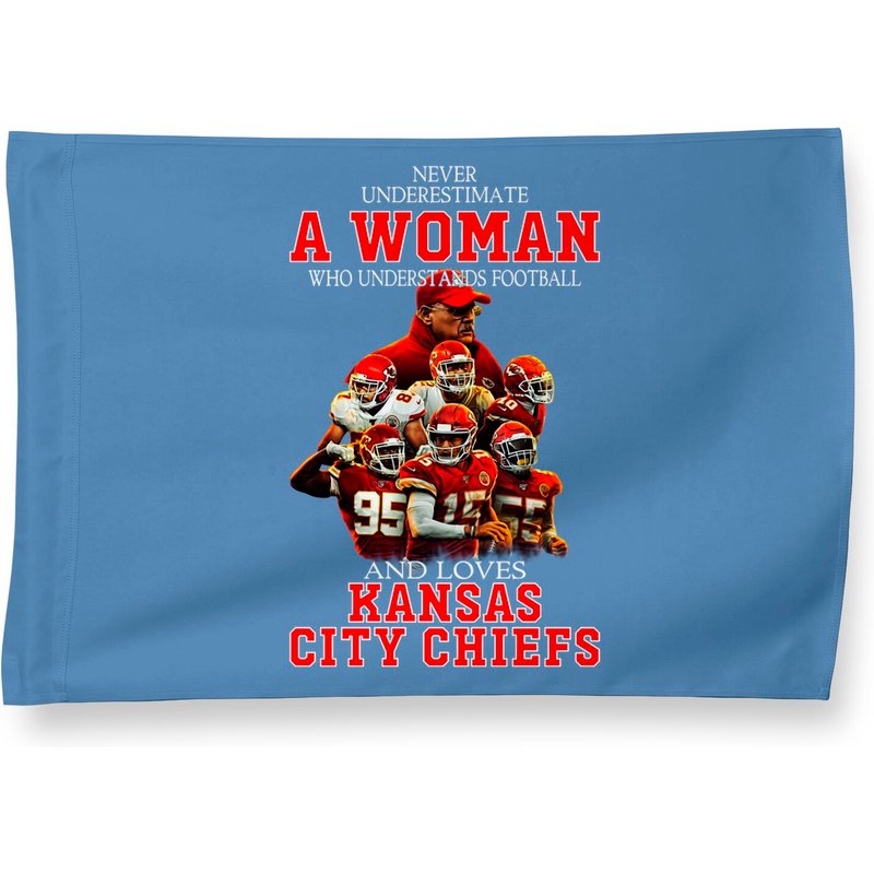 Never Underestimate A Woman Who Loves Chiefs House Flag — Decorative Flags