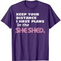 T-shirt pour hommes Keep Your Distance I Have Plans in the She Shed