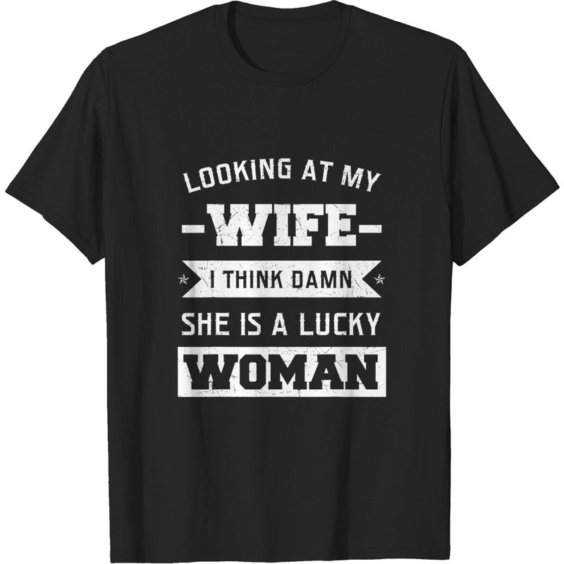 T-shirt Cadeau : En Regardant Ma Femme, Je Pense Qu'elle Est Une Femme Chanceuse — T-shirts pour hommes