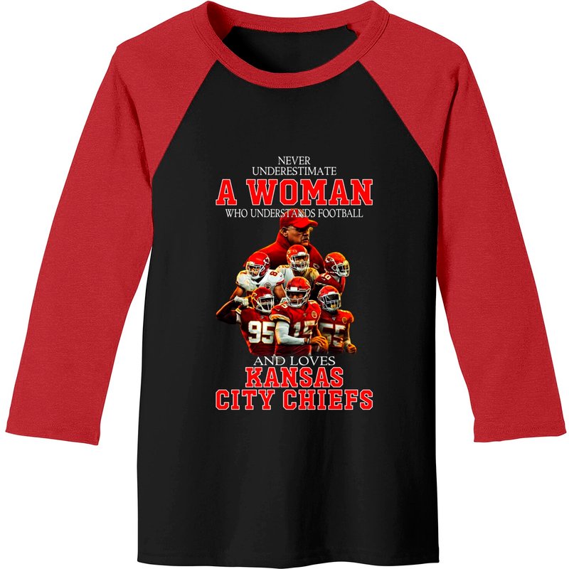 Ne Sous-estimez Jamais Une Femme Qui Aime Les Chiefs Baseball Tee — T-shirts pour hommes