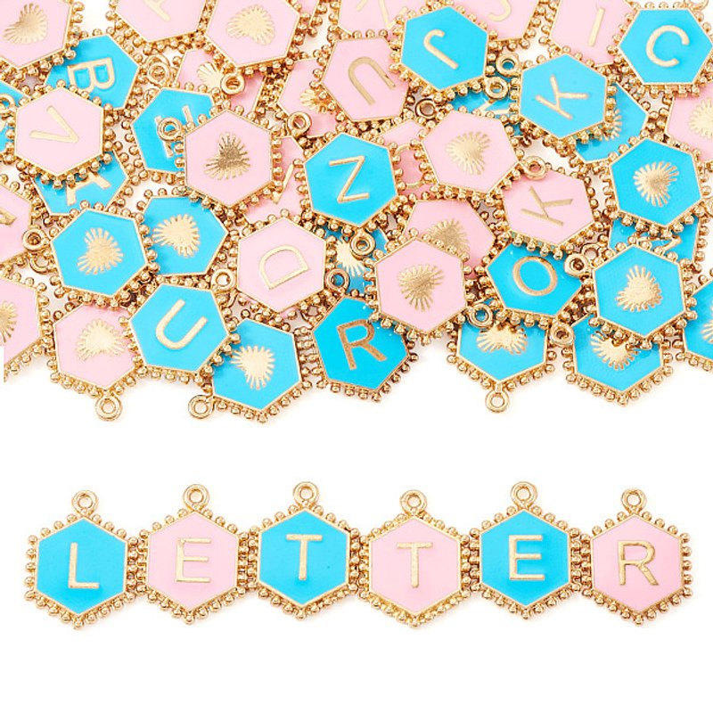 Ensemble de 52 Charms Hexagonaux Lettres A-Z en Couleurs Mélangées — Breloques et pendentifs