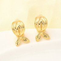 Boucles d'oreilles en laiton en forme de feuille, plaquées or 18K, sans nickel — Bijoux fantaisie