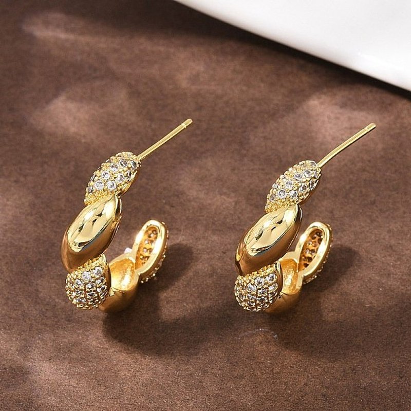 Boucles d'oreilles à clou torsadées en zircon cubique clair — Bijoux fantaisie