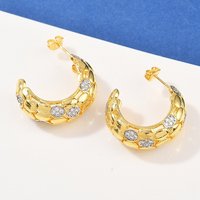 Boucles d'oreilles en forme de C en laiton avec zircon cubique micro pave — Bijoux fantaisie