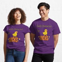 T-shirt classique citation drôle : facilement distrait par les canards
