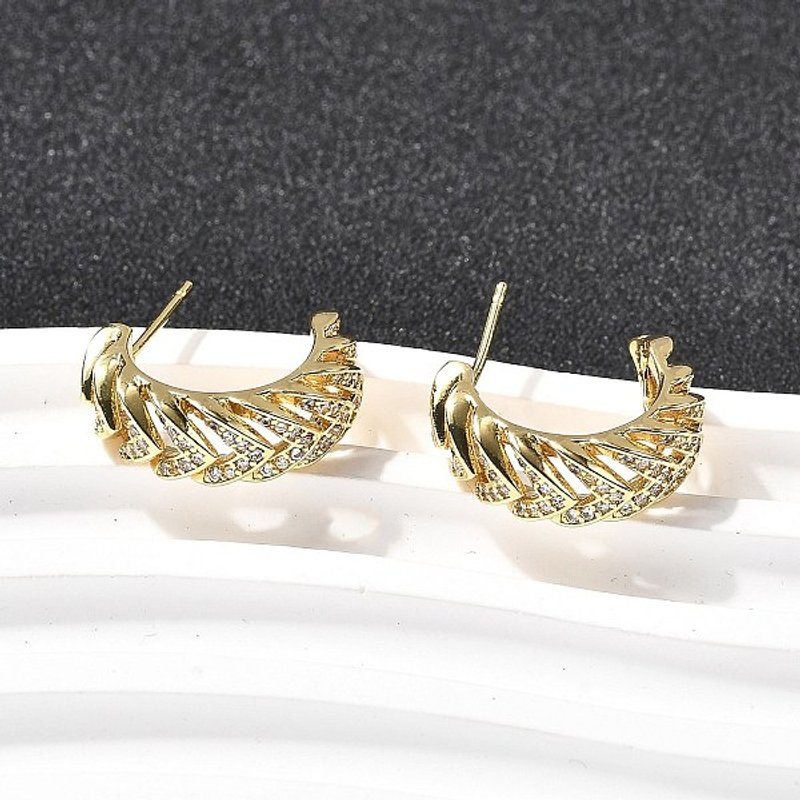 Boucles d'oreilles en zircon cubique clair micro pave en laiton, plaqué or 18K — Bijoux fantaisie
