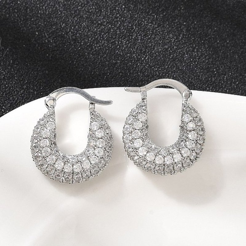 Boucles d'oreilles créoles plates rondes en laiton avec zircon cubique clair — Boucles d'oreilles créoles