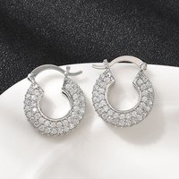 Boucles d'oreilles créoles plates rondes en laiton avec zircon cubique clair — Boucles d'oreilles créoles