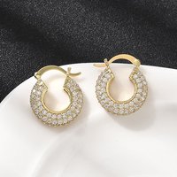 Boucles d'oreilles créoles en laiton avec zircon cubique clair — Boucles d'oreilles créoles