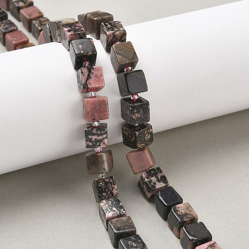 Brins de perles cubiques en rhodonite naturelle avec perles de rocaille