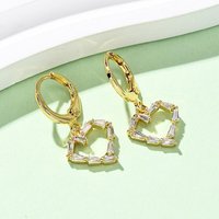 Boucles d'oreilles créoles en laiton avec zircon cubique clair en forme de cœur — Boucles d'oreilles créoles