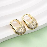 Boucles d'oreilles ovales en laiton avec zircon cubique clair — Boucles d'oreilles créoles