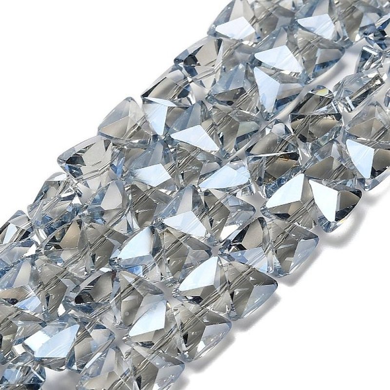 Fil de perles en verre électroplaqué, triangle, facetté, bleu acier clair — Perles à bijoux