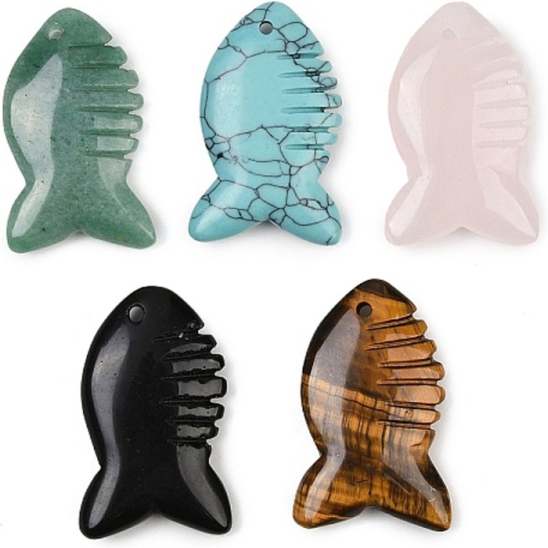 Pendentifs en forme de poisson en turquoise synthétique et pierres naturelles — Breloques et pendentifs