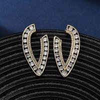 Boucles d'oreilles en laiton en V avec zircon cubique clair, plaquées or 18K — Bijoux fantaisie