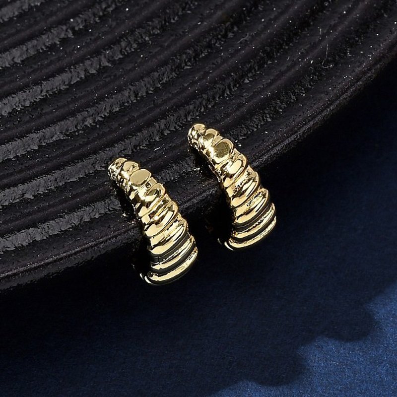 Boucles d'oreilles en forme de C en laiton plaqué or 18K — Bijoux fantaisie